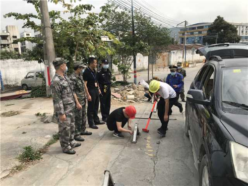 联合执法办对逾期不拆地锁，进行强制性拆除.jpg