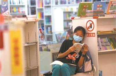 前往书店及图书馆享受阅读时光，成为不少儿童的假期选择。