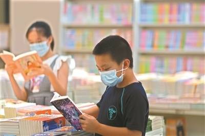 前往书店及图书馆享受阅读时光，成为不少儿童的假期选择。