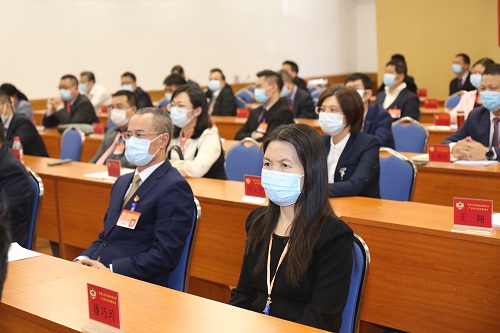 委员观看警示教育片