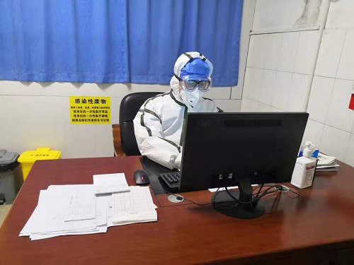 在工作中的龙洞人民医院副院长樊俊鸣