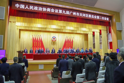 闭幕奏唱国歌左.jpg
