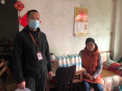朴诚乳业捐赠困难群众2.jpg