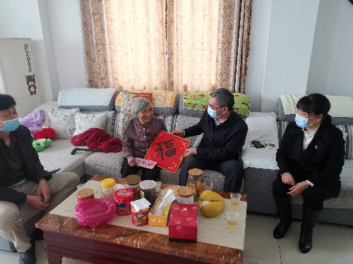 1月25日，区委常委杨海涛走访慰问凤凰街老党员，为老党员送上新春祝福。李肖媚主任、杨九胜董事长陪同。.jpg