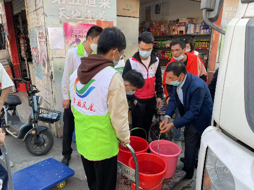 志愿者为残疾人家庭、行动不便的老人等40多户家庭送水上门。.jpg