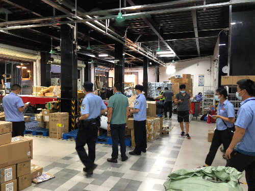 在辖内物流点开展清查整治行动.jpg