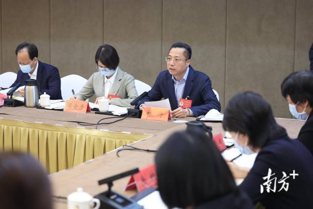 10月17日，广东团代表热烈讨论党的二十大报告。南方日报特派记者 王辉 肖雄 摄