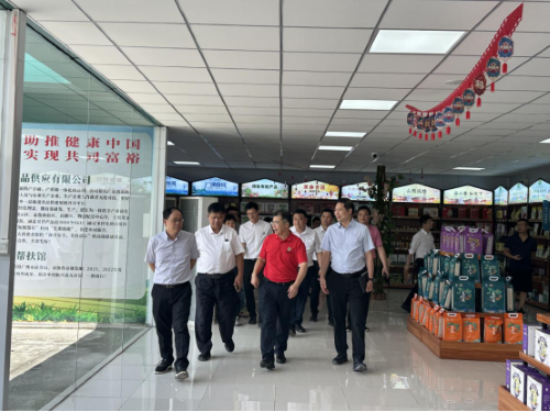 茂名市供销联社党组书记、理事会主任冯照年一行赴天河供销社调研.png