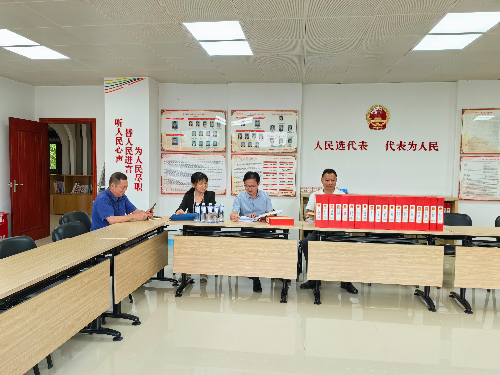 黄泽鹏副主任带队到凤凰街道检查代表联络站“三化”建设情况 (1).jpg