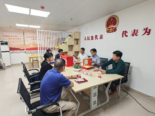 黄泽鹏副主任带队到凤凰街道检查代表联络站“三化”建设情况 (2).jpg