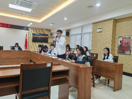 学生提问基层社会治理问题（4）.jpg