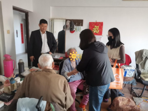 社区与羊城家政、物业公司上门探望老人，共同商量请钟点工事宜（照片）.jpg