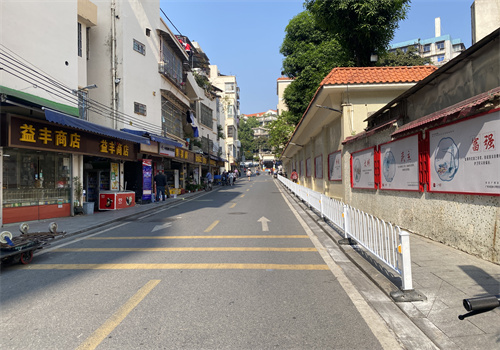 江园街人行道护栏后.jpg
