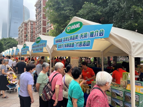 市民群众亲身品尝“怀集味道”1.jpg