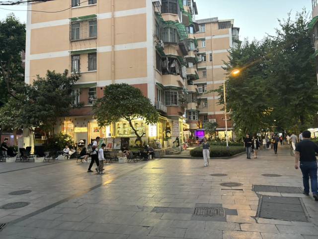 现在的六运小区，已经是新中轴线上的幸福社区和网红打卡点。