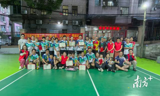  社区运动会。