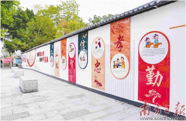 天河区元岗街天源社区将燕岭路口袋公园旧墙变身文化墙。