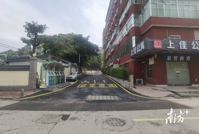 凤凰街道柯木塱社区葫芦岭街六巷入口处路面改造后（铺沥青平整）