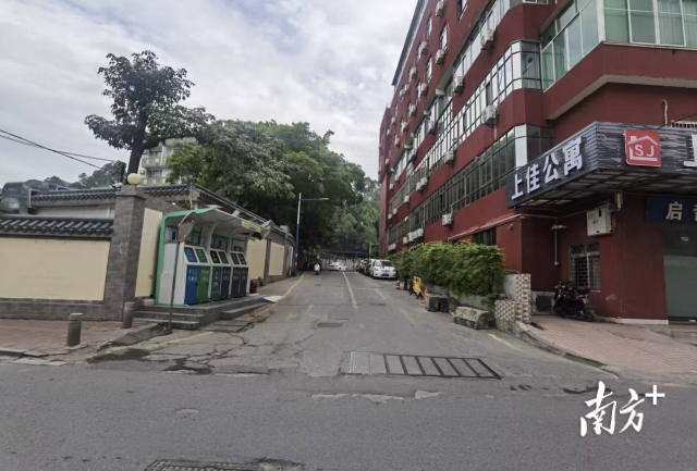 凤凰街道柯木塱社区葫芦岭街六巷入口处路面改造前