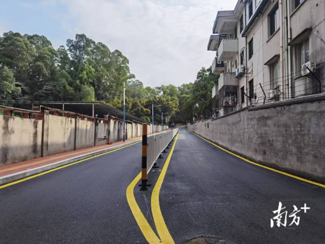凤凰街道柯木塱社区葫芦岭街六巷路面改造后（清理乱放车辆、装了护栏、铺沥青平整）