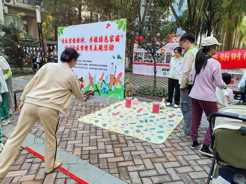 调整大小 图二：居民群众通过套圈的形式参与社区慈善基金募捐.jpg
