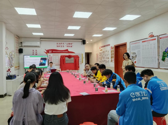 在老师指导下，居民与小哥们在实际操作中学习AI课程。