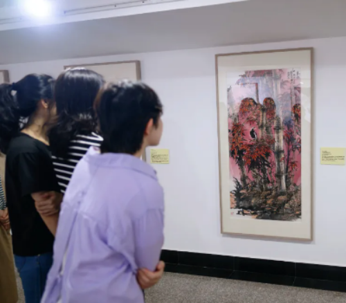 3干部群众认真观看展出作品2.webp.png